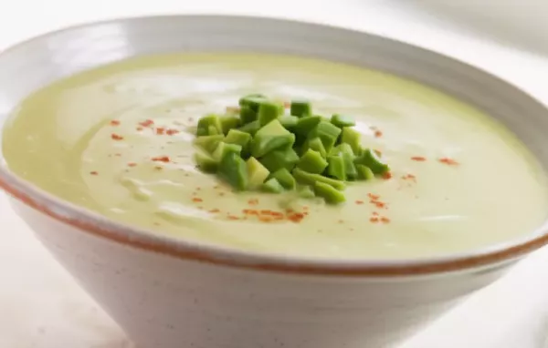 Frischer Avocado Gazpacho - perfekt für warme Tage