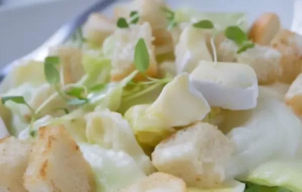 Frischer Camembert Salat: Ein leckerer und leichter Salat mit saftigen Tomaten und knusprigen Croutons.