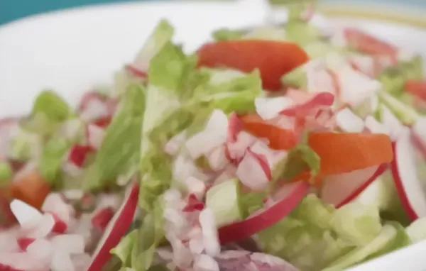 Frischer Radieschensalat mit Frühlingszwiebeln und Rucola