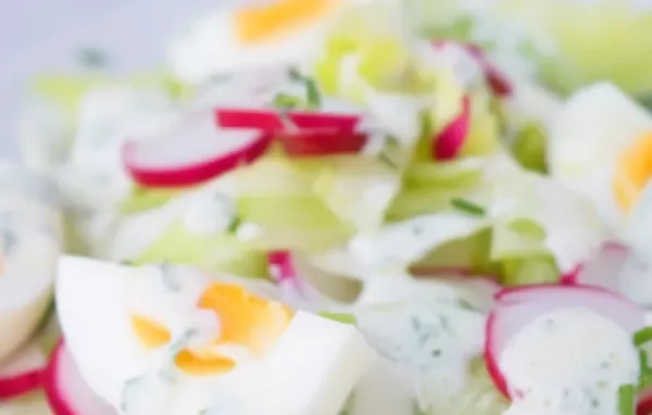 Frischer Radieschensalat mit gekochtem Ei