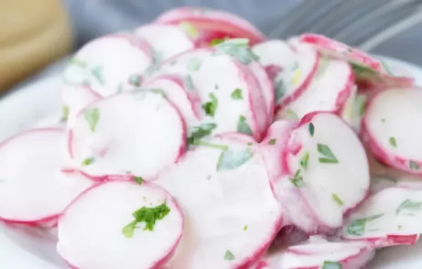 Frischer Radieschensalat mit Minze