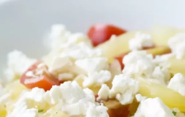 Frischer Tomatensalat mit herzhaftem Feta