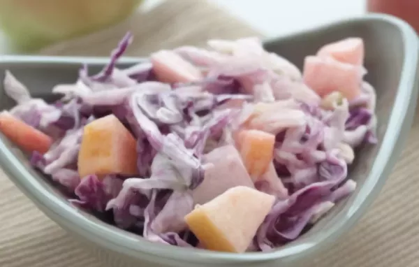 Frischer und gesunder Apfel-Kraut-Salat