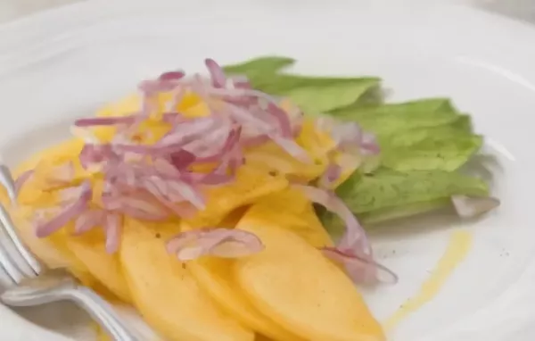 Frisches Avocado Carpaccio mit Tomaten und Mozzarella