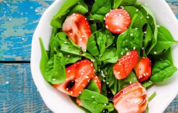 Fruchtig-frischer Spinatsalat mit Erdbeeren