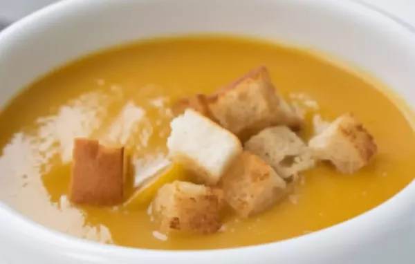 Fruchtige Orangensuppe mit einer Prise Zimt und frischer Minze