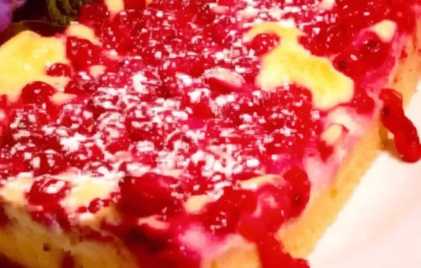 Fruchtiger Ribiselkuchen mit cremigem Topfen