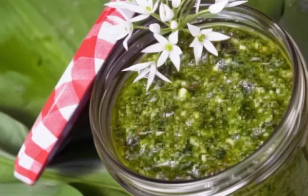 Frühlingshaftes Pesto mit würzigem Bärlauch und knackigen Mandeln