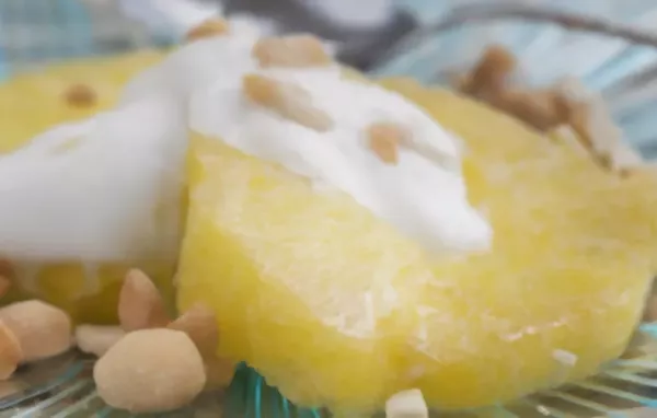 Gebackene Ananas mit Cashewkernen