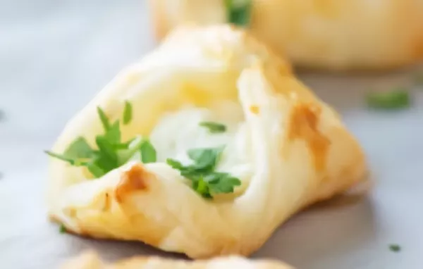 Gefüllte Blätterteigstücke mit Käse - Ein köstlicher Snack für jeden Anlass