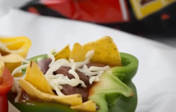 Gefüllte Paprika mit Käferbohnen und dazu Tortilla Chips