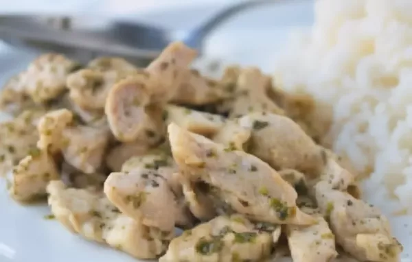 Genießen Sie diese köstliche Oregano Pfanne mit zartem Hähnchenfleisch und frischen Gemüsezutaten.