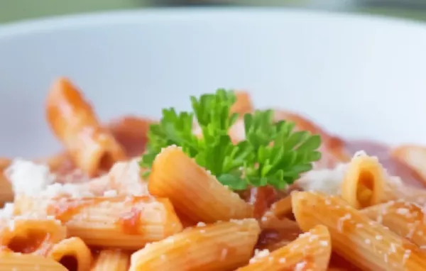 Genießen Sie diese köstliche Penne mit einer cremigen Tomaten-Sahne-Sauce!