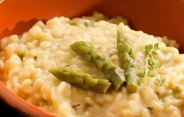 Genießen Sie ein köstliches Spargelrisotto mit würzigem Parmesan.