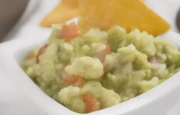 Gerösteter Tomatendip mit Guacamole - ein köstlicher Snack für jede Gelegenheit