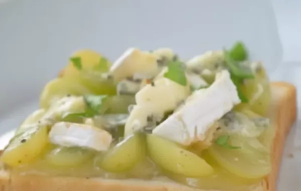 Geschmolzener Käse auf knusprigem Toast mit süßen Trauben