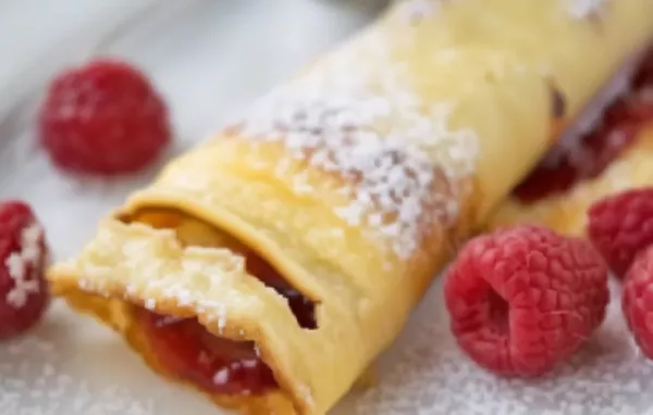 Gesunde Vollkorn-Palatschinken mit frischem Frischkäse und süßen Beeren