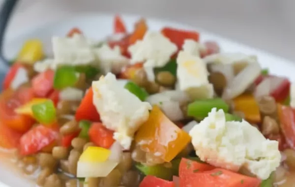 Gesunder und leckerer Linsensalat mit cremigem Schafskäse