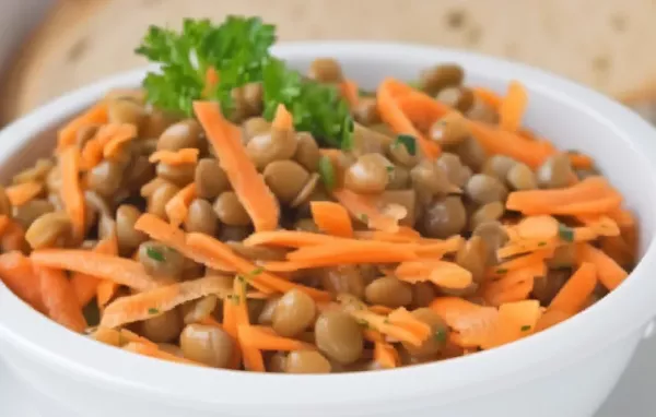 Gesunder und leckerer Linsensalat mit frischen Karotten