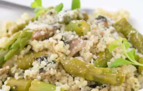 Gesundes Quinoa Risotto mit frischem grünem Spargel
