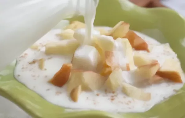 Gesundes und köstliches Müsli mit frischem Apfel und einer Prise Zimt