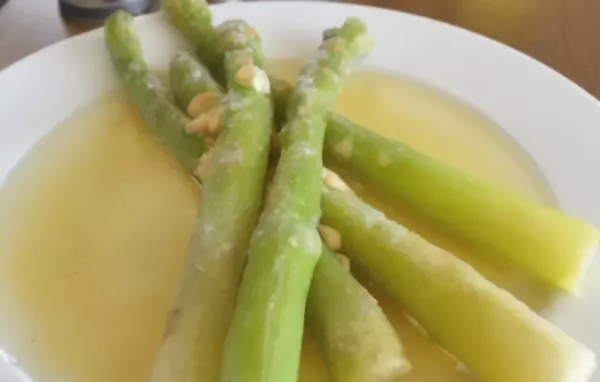 Grüner Spargel mit Vinaigrette