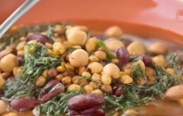 Hausgemachte Kichererbsen-Spinat-Suppe mit orientalischen Gewürzen