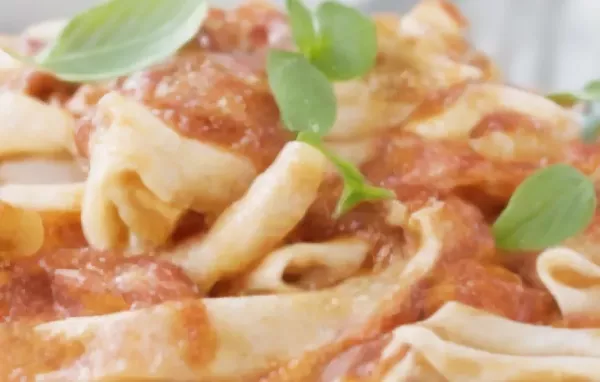 Hausgemachte Nudeln mit Mozzarella-Sugo