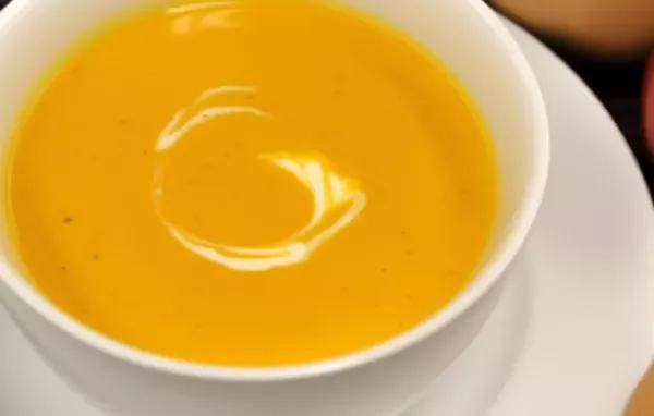 Herbstliche Kürbissuppe mit frischem Apfel und cremiger Kokosmilch