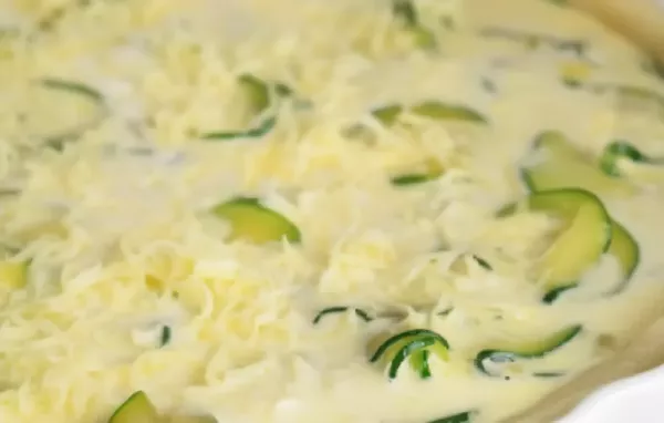 Herrlich herzhaft: Zucchini-Quiche mit würzigem Käse und einem knusprigen Teig.