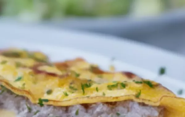 Herzhaft gefüllte Omelette mit Hackfleisch und Lauch