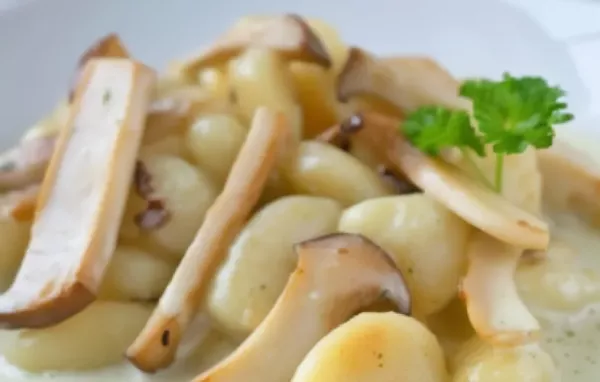 Herzhafte Erdäpfelnockerl mit würzigen Austernpilzen und feiner Sauce