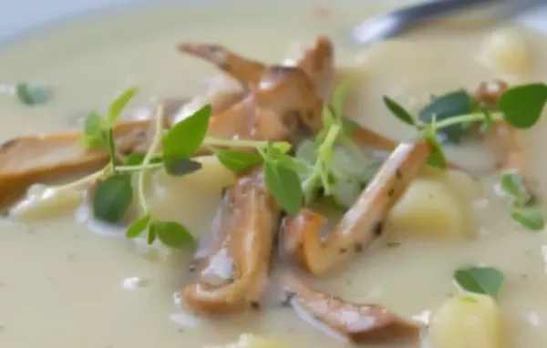 Herzhafte Kartoffelsuppe mit köstlichen Eierschwammerln