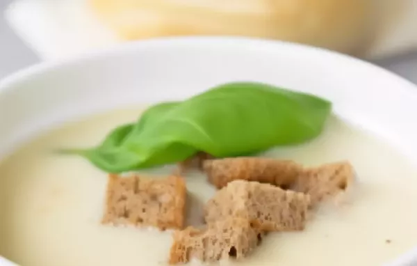 Herzhafte Pinzgauer Käsesuppe mit würzigem Bergkäse