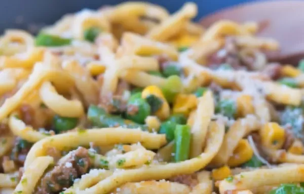 Herzhafte Spätzlepfanne mit würzigem Faschiertem