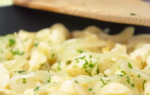 Herzhafte Zwiebelspätzle mit karamellisierten Zwiebeln und Käse