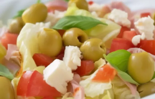 Herzhafter Salat mit würzigem Schinken und aromatischen Oliven