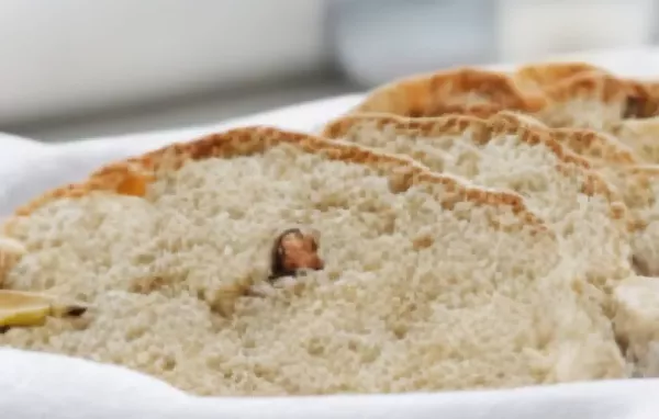 Herzhaftes Brot mit Schinken und Oliven