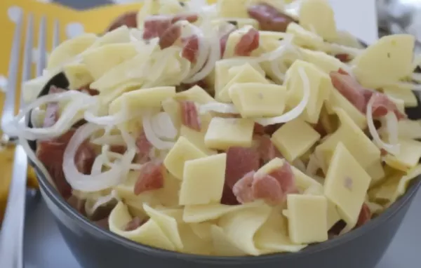 Käse-Salat mit Salami