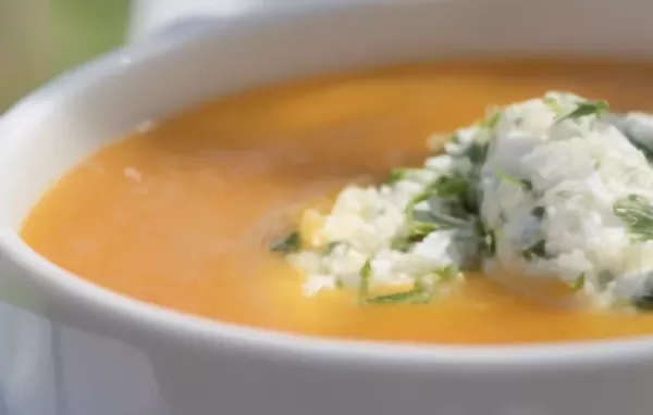 Karottensuppe mit Frischkäsebällchen