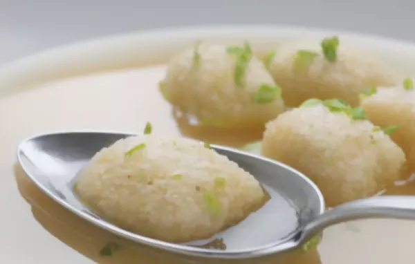 Klassisches Rezept für eine köstliche Grießnockerlsuppe