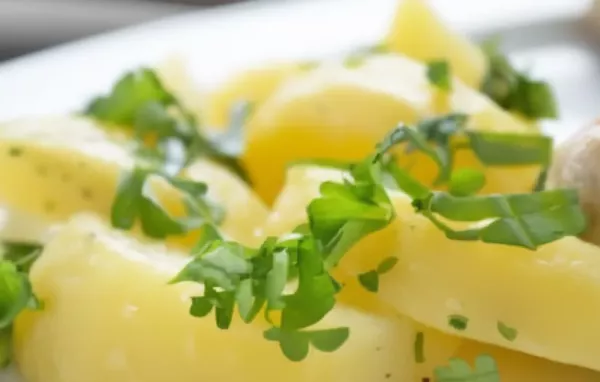 Knusprig gebackene Kräuterkartoffeln mit einer herzhaften Gewürzmischung und frischen Kräutern.