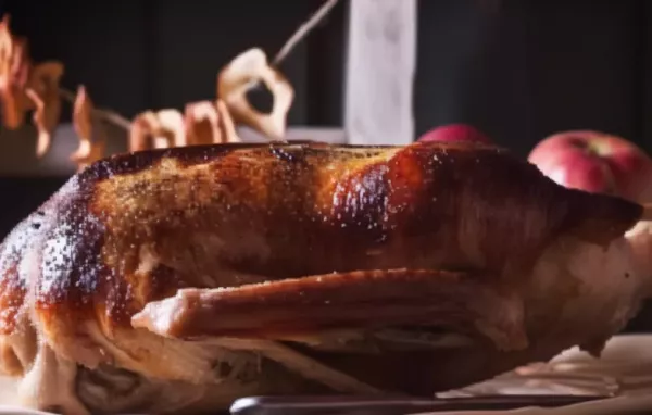 Knusprig gebratene Gans mit einer köstlichen Füllung aus Äpfeln und Zwiebeln.