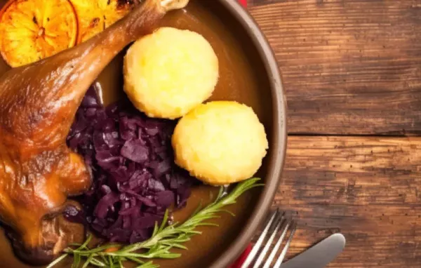 Knusprig gebratene Weihnachtsgans mit aromatischem Rotkraut und hausgemachten Semmelknödeln