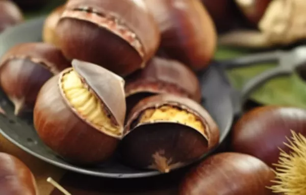 Knusprige gebratene Maroni mit einem Hauch von Rosmarin sind das perfekte Herbstgericht.