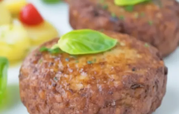 Knusprige Laibchen mit frischem Salbei und würzigem Parmesan