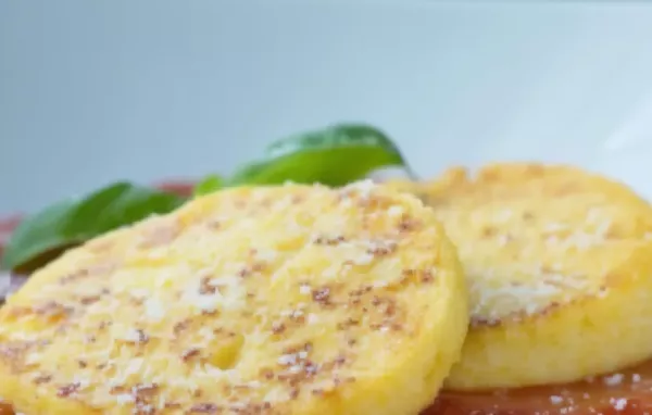 Knusprige Plätzchen aus Polenta und Käse