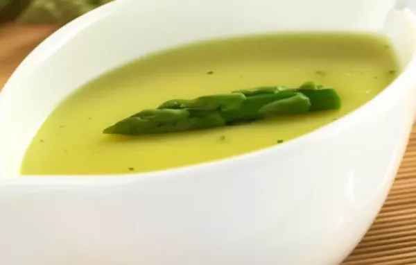 Köstliche cremige Spargelcremesuppe mit frischem Bärlauch