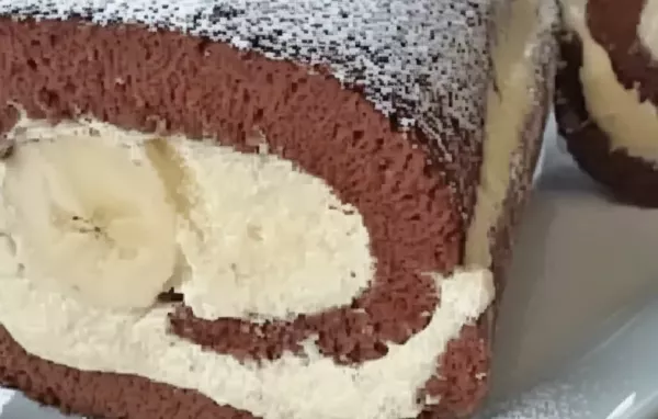 Köstliche dunkle Roulade mit cremiger Bananen-Topfencreme