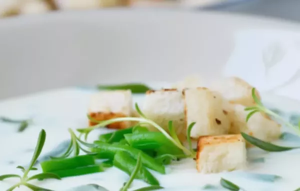 Köstliche Fisolencremesuppe mit aromatischem Gemüse und frischen Kräutern